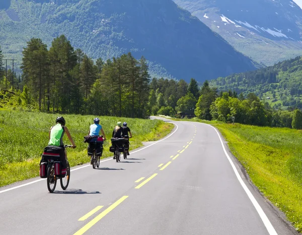 在挪威的山骑自行车的人bílé andělská křídla — 图库照片
