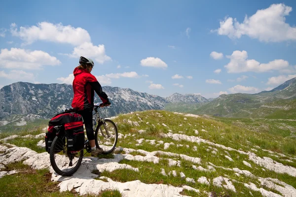 Kadın dağ bisikleti ile — Stok fotoğraf
