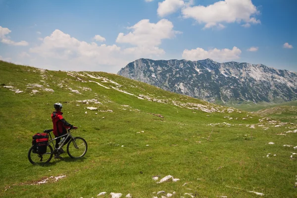 Mujer con bicicleta de montaña —  Fotos de Stock