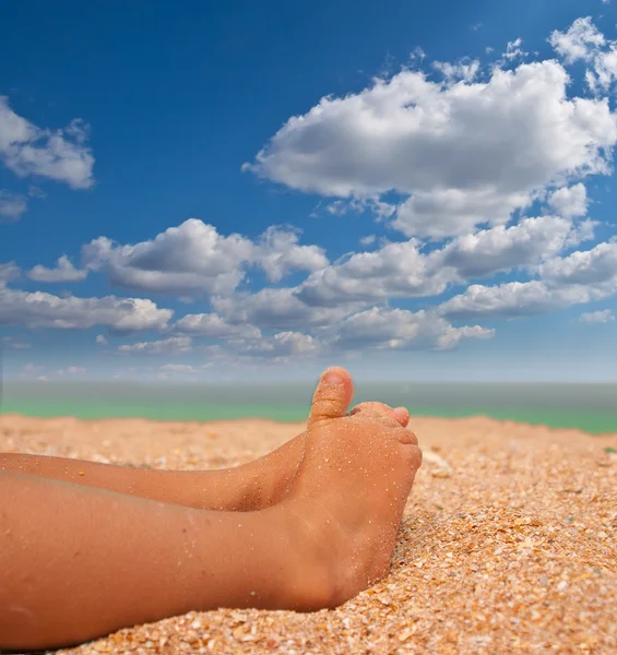Söta fötter på stranden — Stockfoto