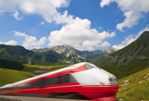 hızlı tren dağ manzarası ile geçen
