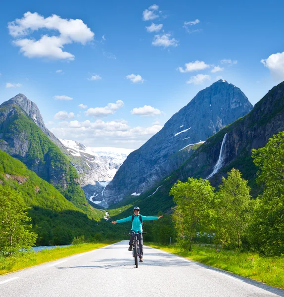 Biciclista de montanha na Noruega — Fotografia de Stock