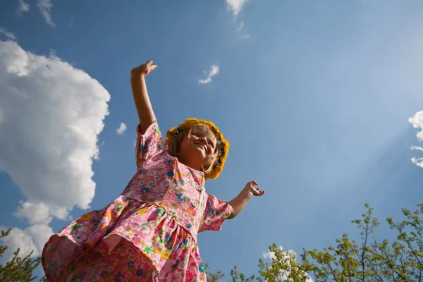 Bambina in corona di tarassaco — Foto Stock