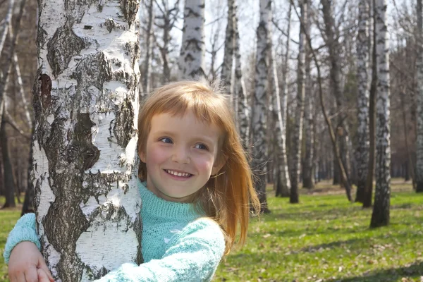Uśmiechnięte dziewczyny w brzozowy Gaj — Zdjęcie stockowe