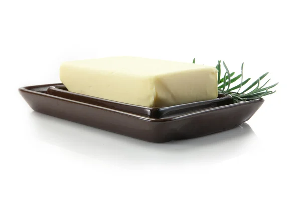 Mantequilla fresca con decoración de romero en plato de mantequilla —  Fotos de Stock