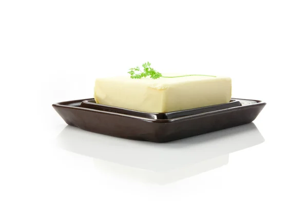 Świeże masło w naczyniu masło na białym tle — Zdjęcie stockowe