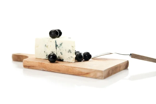 Queso azul y aceitunas negras sobre tabla de quesos —  Fotos de Stock