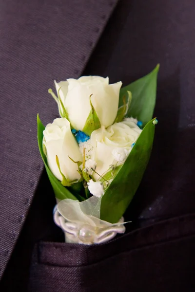 Boutonniere de rosas - decoração de casamento close-up — Fotografia de Stock