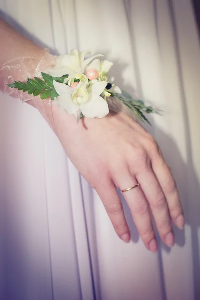 A virágok a menyasszony kezét karkötő — Stock Fotó