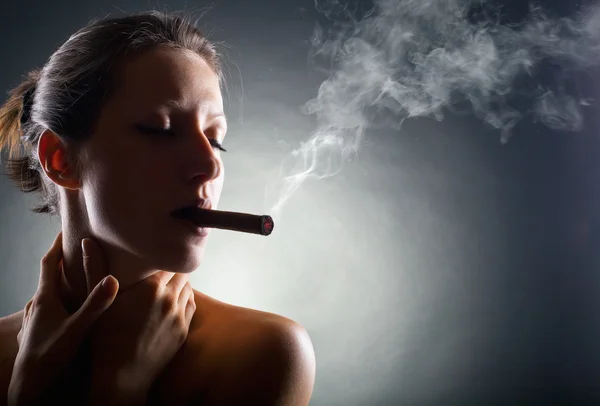 Smoking cigar — Stock Photo, Image