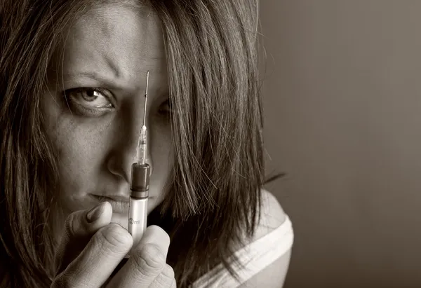 Ung kvinna med narkotikamissbruk — Stockfoto