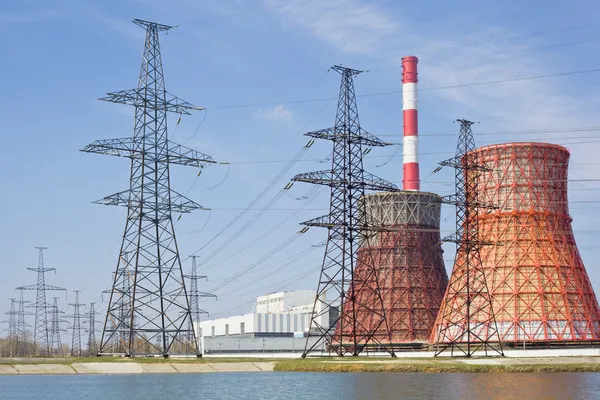 Wärmekraftwerk und Stromleitung — Stockfoto