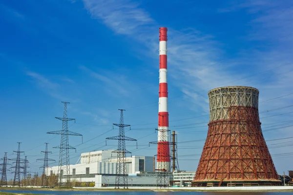 Wärmekraftwerk und Stromleitung — Stockfoto
