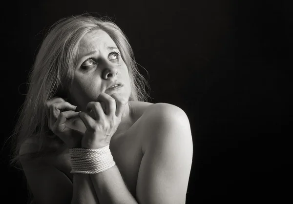 Жінка жертва домашнього насильства та жорстокого поводження — стокове фото