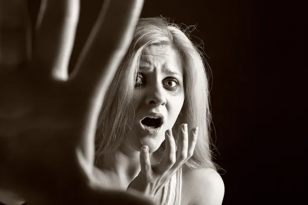 Mulher vítima de violência doméstica e abuso — Fotografia de Stock