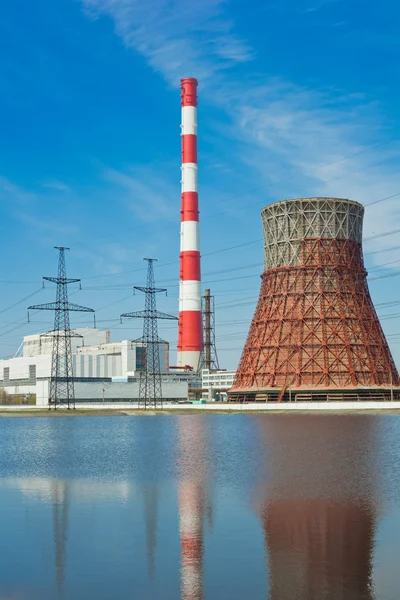 Thermische elektriciteitscentrale en de lijn van de macht — Stockfoto