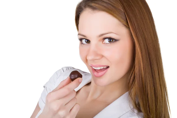 Krásná mladá žena jíst čokoládu — Stock fotografie