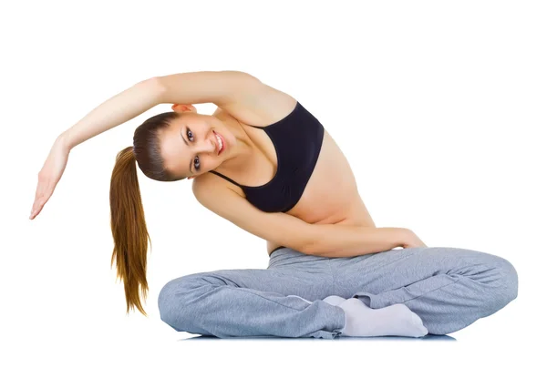 Jovem mulher fazendo exercícios de fitness — Fotografia de Stock