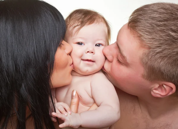 Ευτυχισμένη οικογένεια, μητέρα, πατέρα και το μωρό — Φωτογραφία Αρχείου