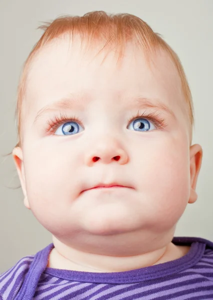 Bebé mirando hacia arriba —  Fotos de Stock