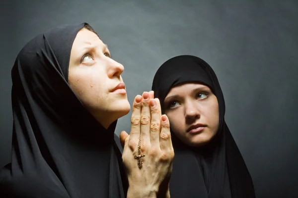 Две женщины молятся — стоковое фото