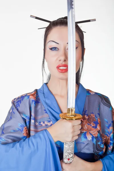 Hermosa mujer en un kimono con espada samurai — Foto de Stock