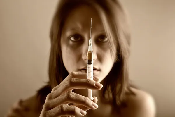 Młoda kobieta z uzależnieniem od narkotyków — Zdjęcie stockowe
