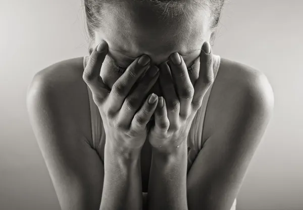 Giovane donna piangente — Foto Stock