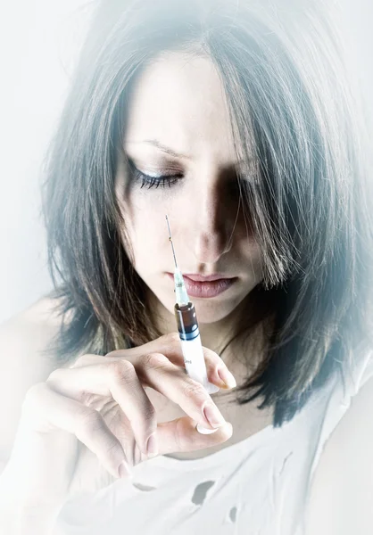 Jonge vrouw met drugsverslaving — Stockfoto