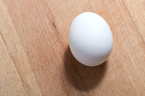 Ahşap üzerine beyaz yumurta — Stok fotoğraf