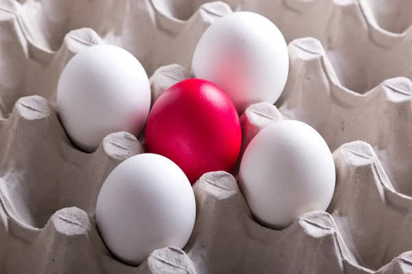 Пасхальне яйце посередині — стокове фото