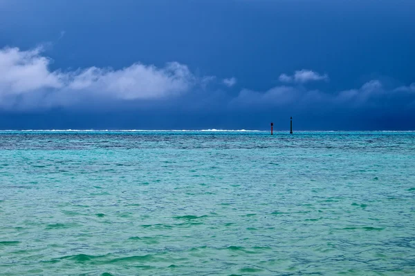 Mavi lagün ve poti marara tekne — Stok fotoğraf