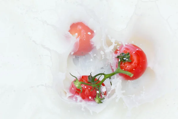 Tomate et éclaboussures de lait — Photo