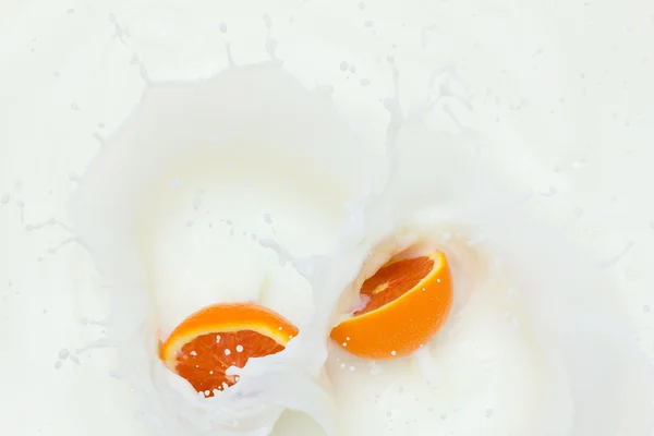 Orange und Spritzmilch — Stockfoto