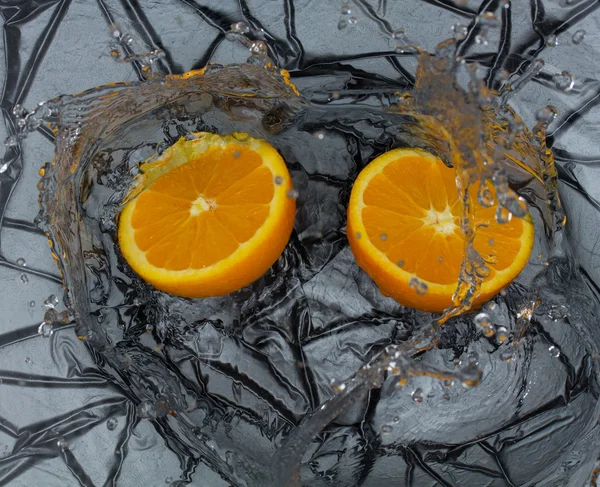 Orange and splashing water — Stock Photo, Image