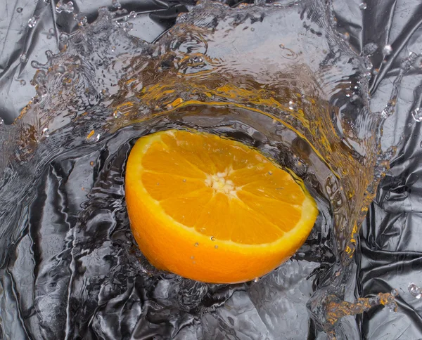 Narancs és fröccsenő víz Stock Kép