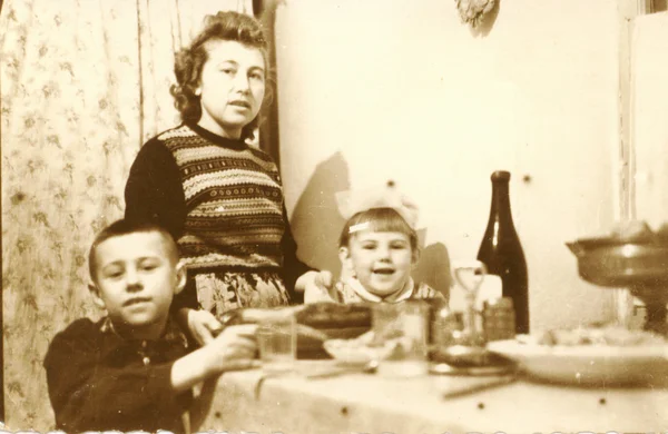 Старая семейная фотография — стоковое фото