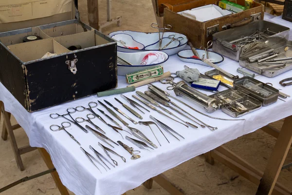 Старые военные медицинские инструменты — стоковое фото