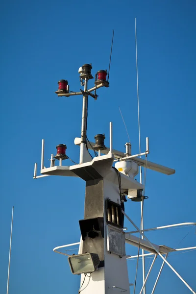 Судовые антенны и навигационная система — стоковое фото