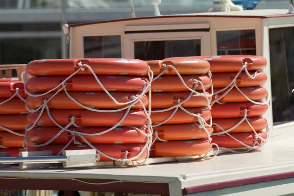 Cintos salva-vidas empilhados — Fotografia de Stock