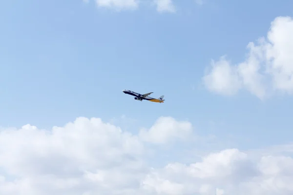 Monarch vliegtuig opstijgen — Stockfoto