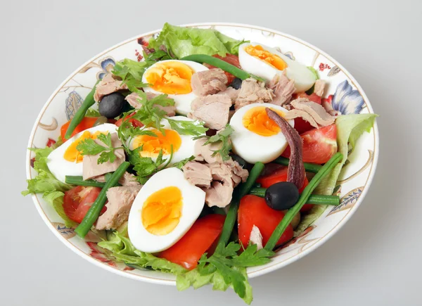 Tonbalıklı salata servis tabağı — Stok fotoğraf