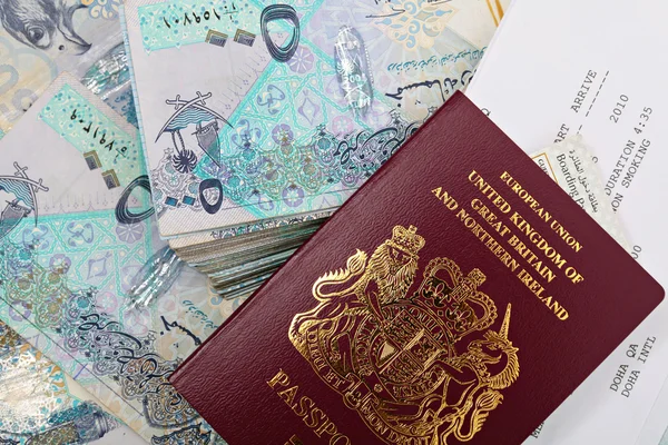Qatar efectivo y pasaporte — Foto de Stock