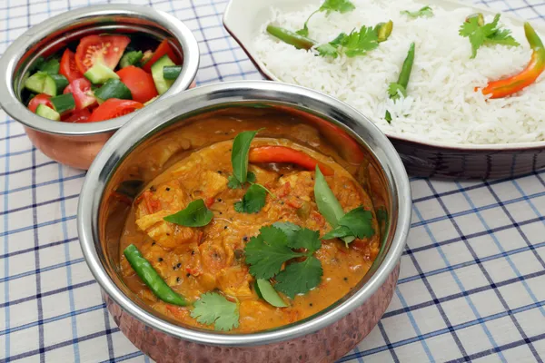 Servir pollo y tomate al curry — Foto de Stock
