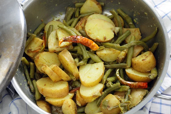 Приготування картоплі і квасолі каррі — стокове фото
