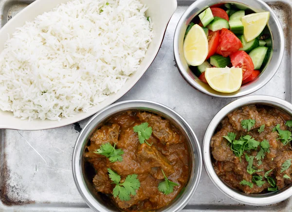 Rundvlees curry's met salade en rijst — Stockfoto