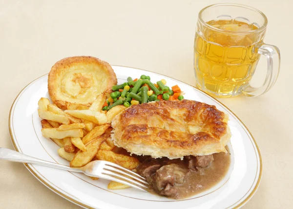 Steak and kidney pie with beer — Stock Photo, Image