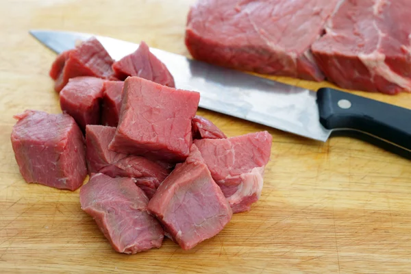 Snijden rundvlees in blokjes — Stockfoto