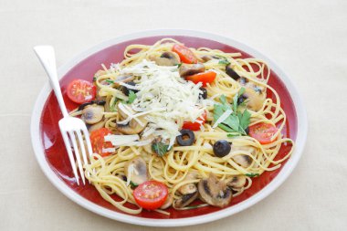 Linguine with mushrooms and garlic clipart