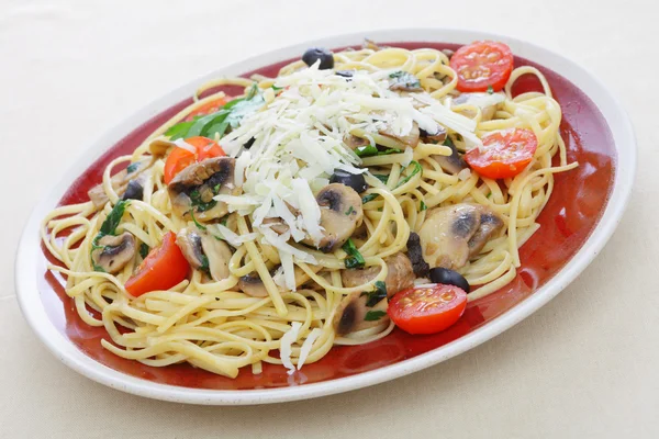 Liguine and mushroom pasta from above — Stock Photo, Image